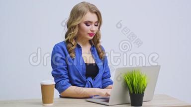 在办公室里用电脑工作的成功的女商人